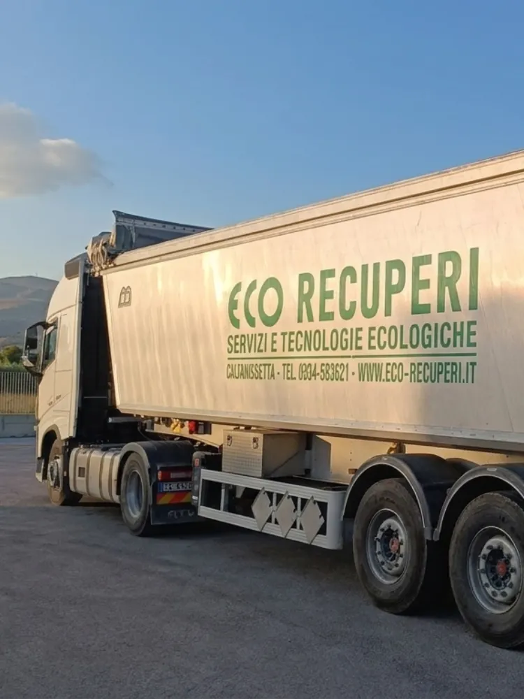 Automezzo Ecorecuperi per la raccolta e il trasporto dei rifiuti