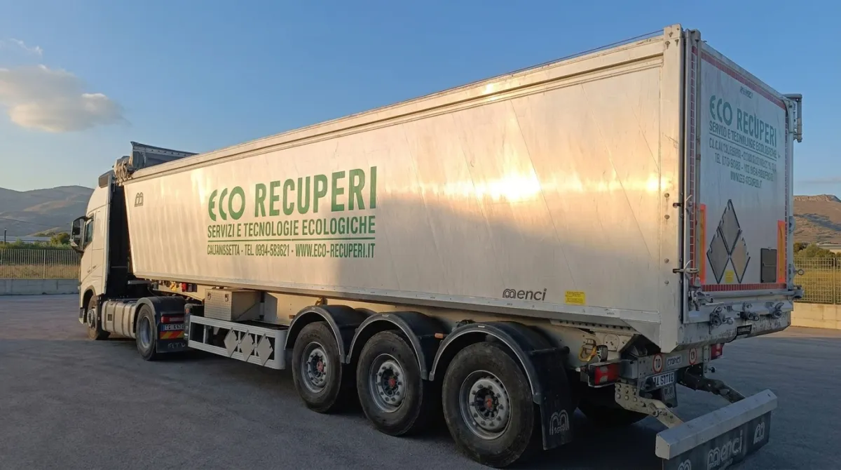 Automezzo Ecorecuperi per la raccolta e il trasporto dei rifiuti