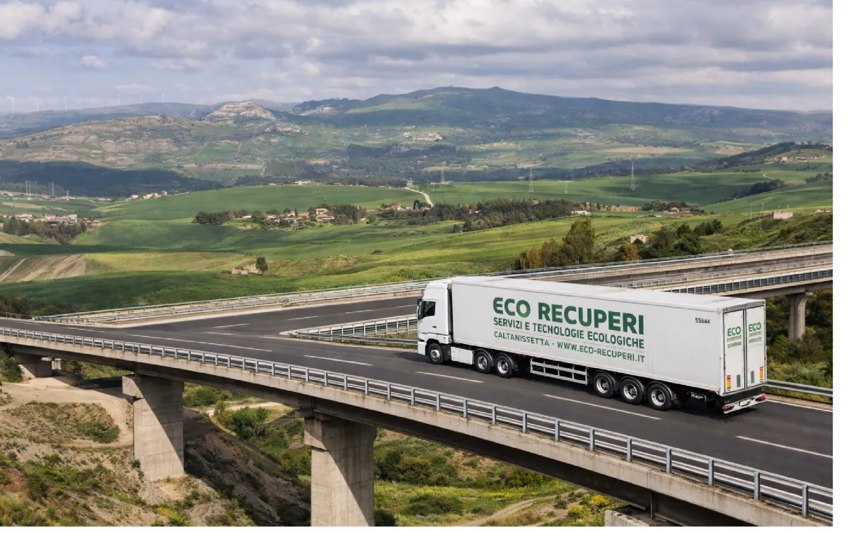 Automezzo Ecorecuperi in transito su un viadotto tra le colline siciliane